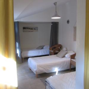 Chambre à trois avec salle de bain et wc 